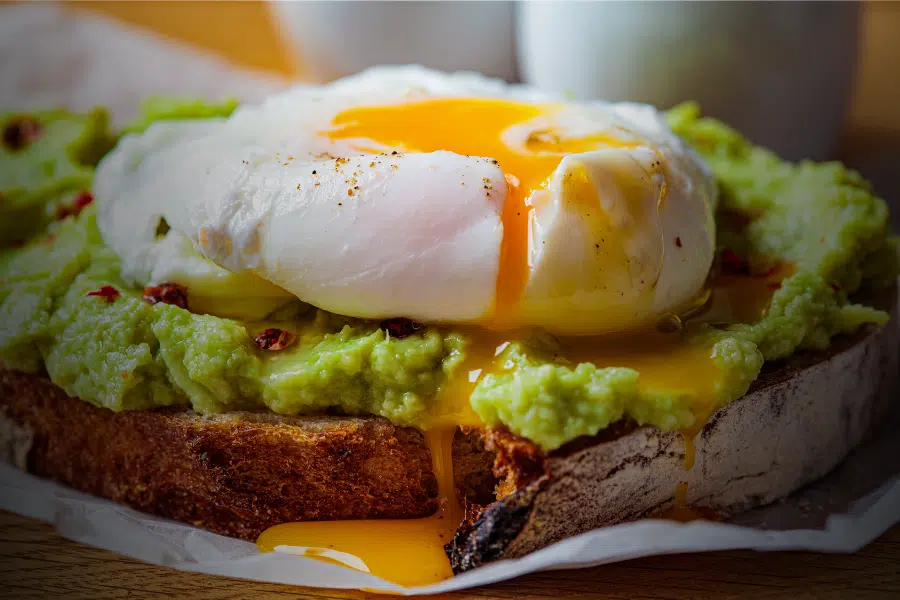 Avocat Tomates Séchées et Œuf